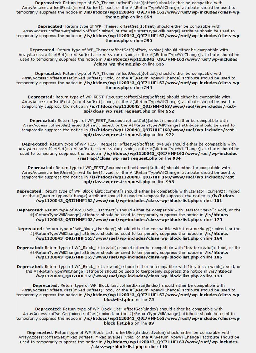 Captura de pantalla de muchas líneas de errores PHP causados por una incompatibilidad con PHP 8.1